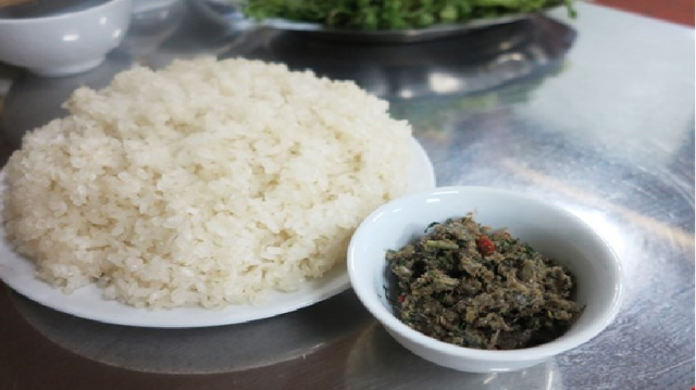 sticky rice with Onychostoma fish condiment