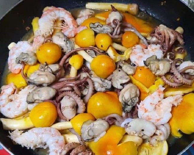 Stir-fried Caesar's mushrooms with shrimps and squids