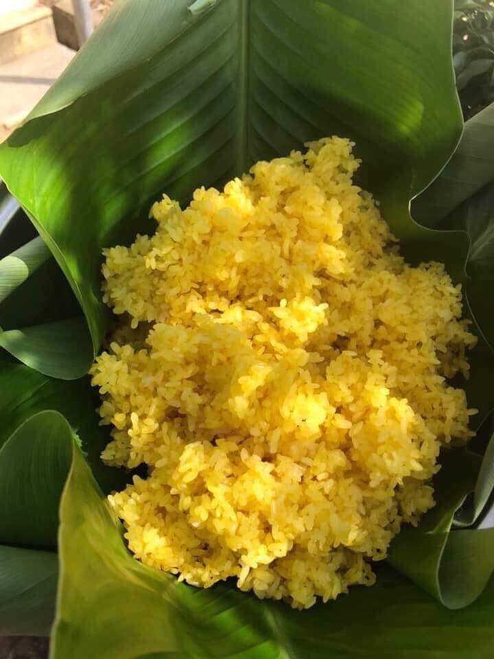 Yellow stick rice with Buddleja officinalis flowers