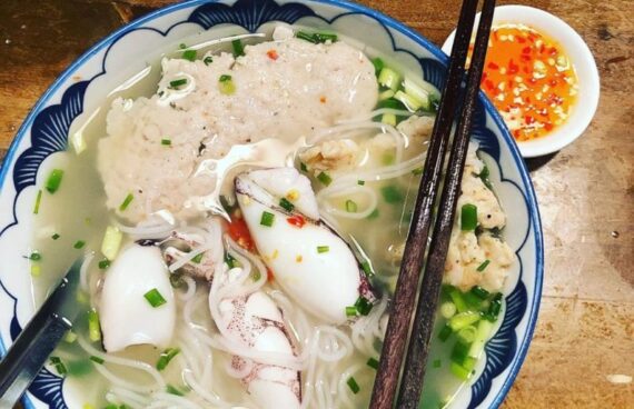 Quick-stirred Seafood Noodle Soup